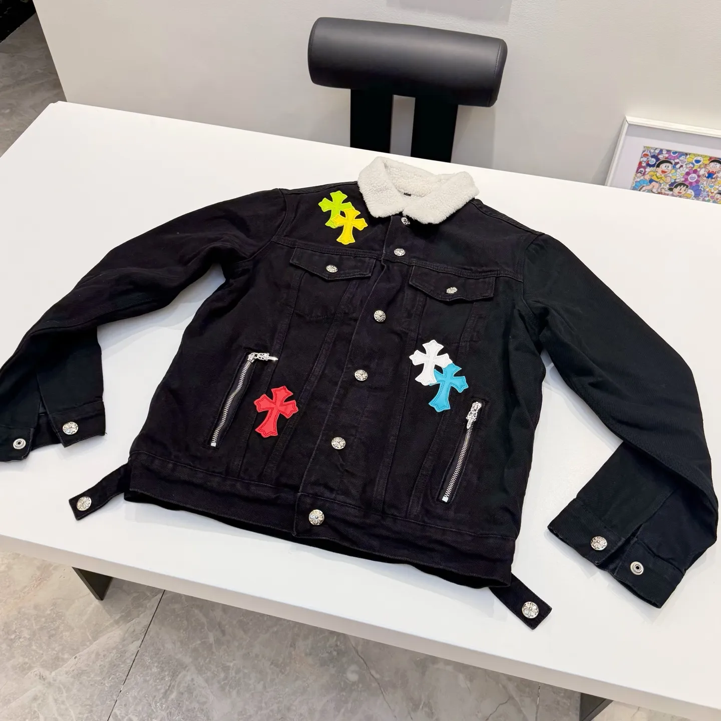 P370 model number: D418 Chrome Hearts vintage style sherpa denim jacket SIZE#SMLXL Size reference# S shoulder width 46 length 65 bust 112 M shoulder width 48 length 67 bust 116 L shoulder width 50 length 68.5 bust 120 XL shoulder width 52 length 69.5 bust 127